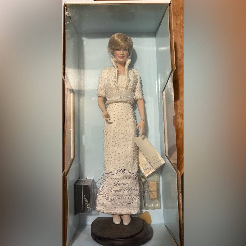 Franklin Mint Princess Diana Porcelain Doll
Pearl Dress New in Box